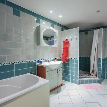 Five-bedroom Holiday In Maxime *