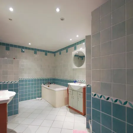 Five-bedroom Holiday In Maxime *