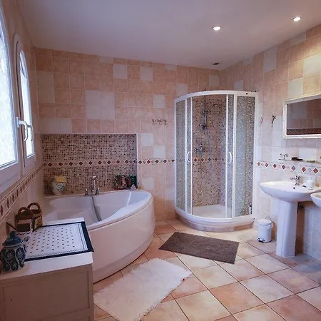 Five-bedroom Holiday In Maxime